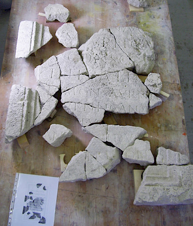 Fragmentierte Schriftplatte aus Kalkstein, 4. Jhdt. n. Chr.