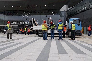 Transport der Sockelplatte und des Markuslöwen zum Hauptbahnhof