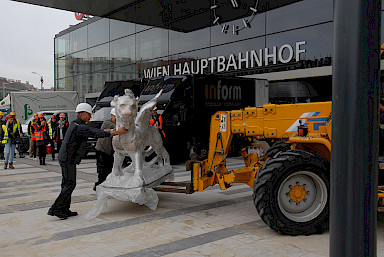 Transport of St. Mark's lion with a forklift to the entrance hall