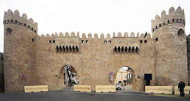 Double city gate north of Qoşa Gala, view from outside after completion
