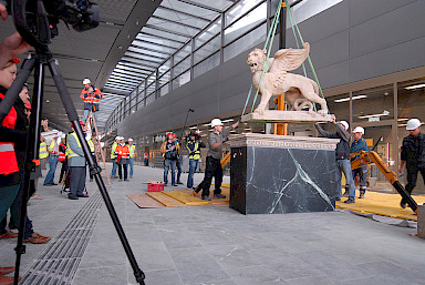 Positioning of the Lion of St. Mark at presence of the managers and the press