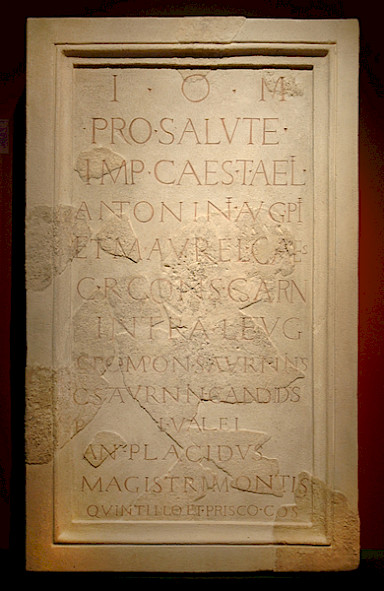 Fragmentierte Schriftplatte aus Kalkstein, 4. Jhdt. n. Chr.