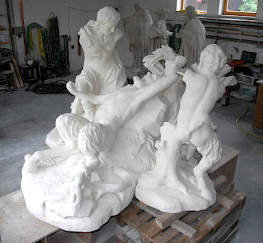 Assembly of the sculpture elements inside the studio