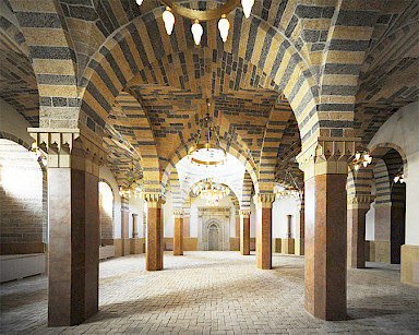 Beyler Moschee innen - säulengetragene dreischiffige Gewölbehalle, nach Fertigstellung