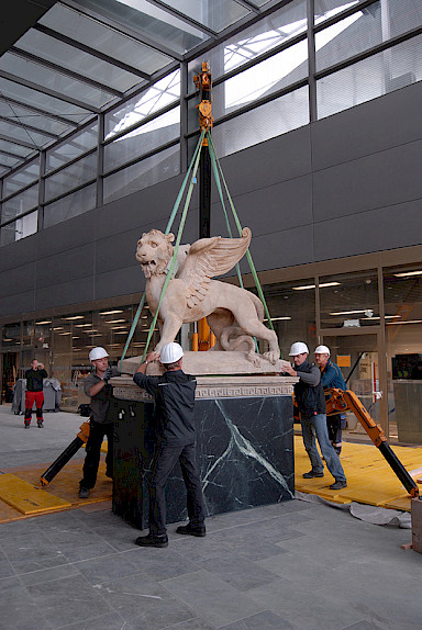 Precise positioning and setting of the Lion of St. Mark