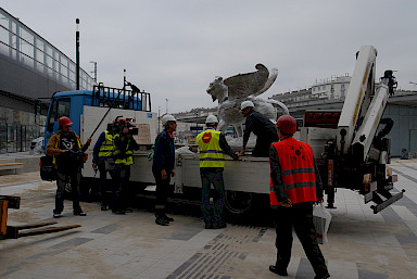 Preparatory work for unloading the Lion of St. Mark