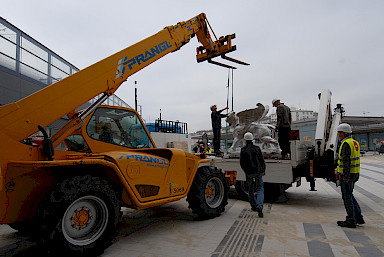 Unloading of St. Mark's lion with forklift