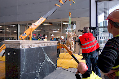Move the Lion of St. Mark with crane