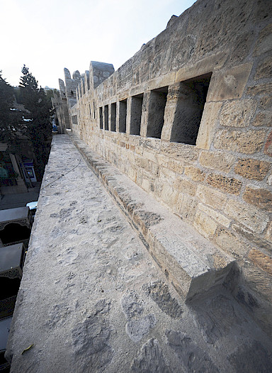 Double city gate north of Qoşa Gala, guard´s walkway after completion