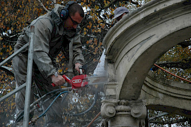 Cutting by diamond-chain-saw