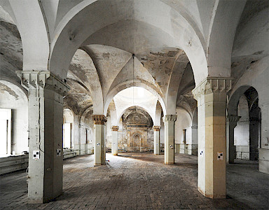 Beyler Moschee innen - säulengetragene dreischiffige Gewölbehalle, Vorzustand