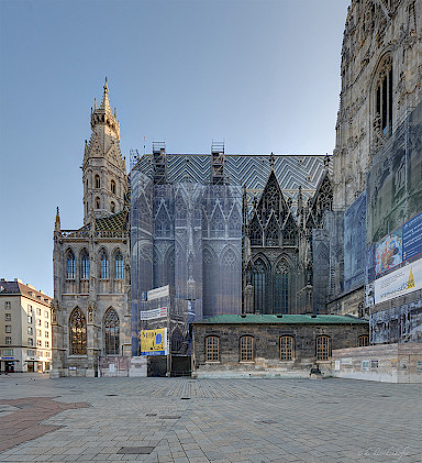 Scaffolded central portion of the southern nave (Friedrich pediment and Singertor)