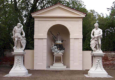 Chapel with 3 statues, fully restored