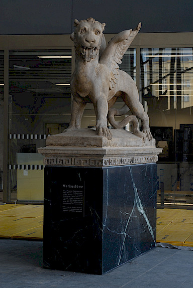 Markuslöwe an seinem neuen Platz in der Eingangshalle