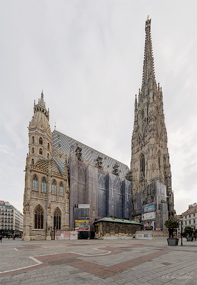 Langhaus und Südturmbasis eingerüstet