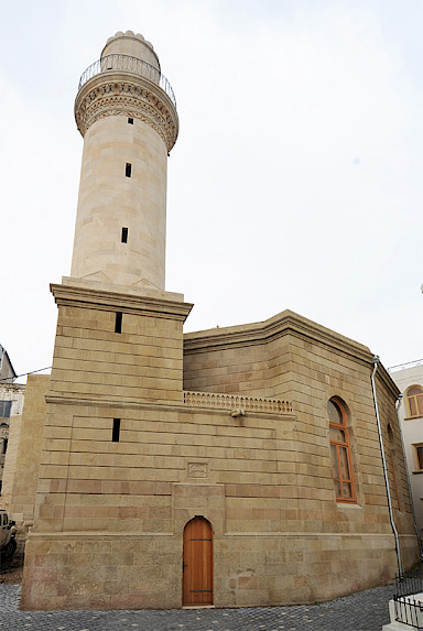Beyler Moschee Südfassade mit Minarett, nach Fertigstellung
