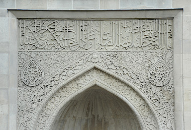 Pointed arch detail grave, after completion