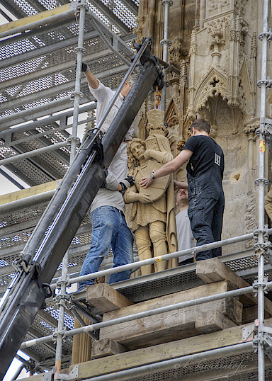 sculptures mounting