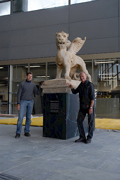 Managing Director Erich Pummer (r.) and stone restorer Ernst Wandl (li.) before Lion of St. Mark