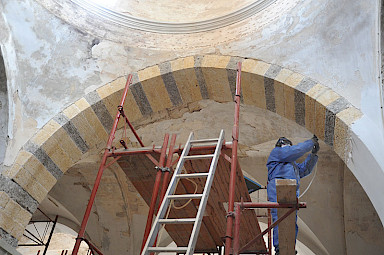 Exposure of the two-tone pointed arch jambs