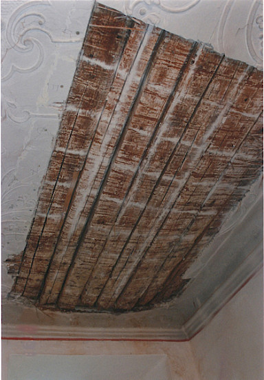 Dismounted area, exposed wooden ceiling